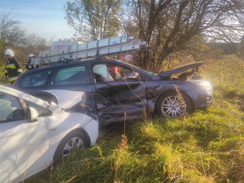 Zderzenie trzech samochodów w Rabsztynie. Dwie osoby ranne