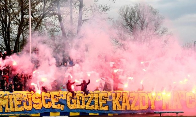 O wwiezienie pokaźnej liczby materiałów pirotechnicznych na stadion przy ulicy Bema w Toruniu podejrzany jest 26-latek prowadzący w czasie meczów punkt sprzedaży napojów i kiełbasek. Został zatrzymany w minioną niedzielę.

Zobacz także: Weekend w Toruniu. Imprezy w Bajka Disco Club w Toruniu [ZDJĘCIA]

Polecamy: Najpopularniejsze nazwiska w Polsce. Kowalski zdetronizowany. Oto najnowsze dane [LISTA]Próba nielegalnego wwiezienia petard na toruński stadion. Race zamiast napojów na meczu Elany Toruń [ZDJĘCIA]