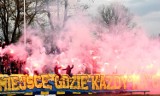 Próba nielegalnego wwiezienia petard na toruński stadion. Race zamiast napojów na meczu Elany Toruń [ZDJĘCIA]