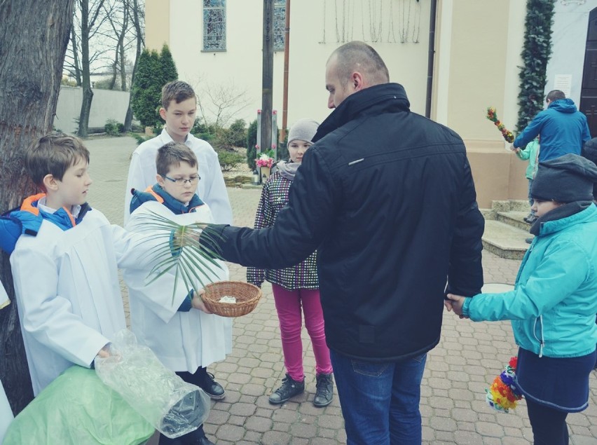 Niedziela Palmowa w Bełchatowie. Oślica "Kola" w procesji w parafii Narodzenia NMP [ZDJĘCIA]