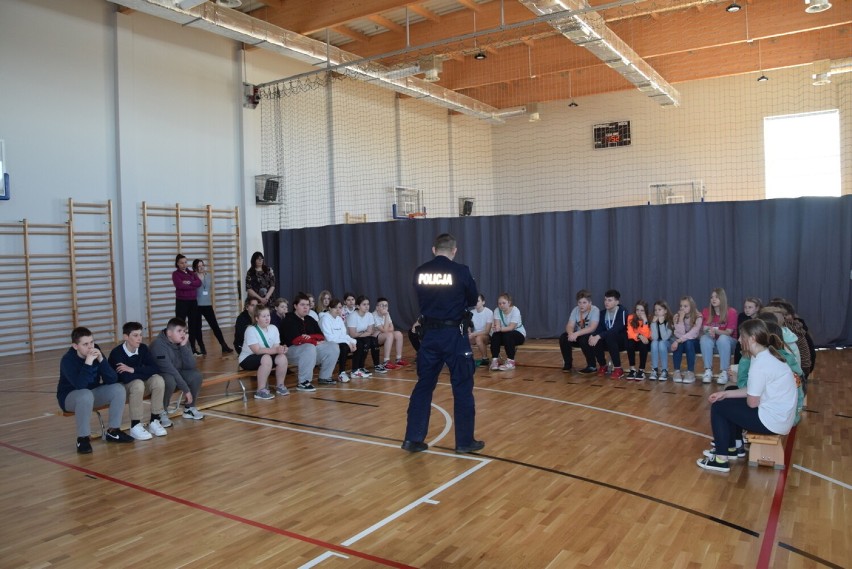 Policjanci z Pucka w szkole w Łebczu. Nieletni przestępcy, demoralizacja i internetowe zagrożenia. Policjanci ostrzegali i uczyli | ZDJĘCIA