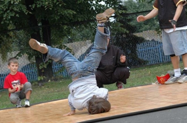 Breakdance zawiera wiele kroków wykonywanych tzw. „w parterze”, czyli rękami i nogami na ziemi.