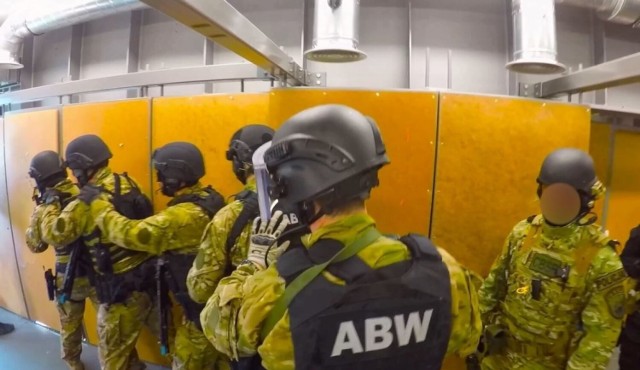 Funkcjonariusze ABW zatrzymali  dziewięć osób podejrzewanych o współpracę z rosyjskimi służbami specjalnymi (zdjęcie ilustracyjne).
