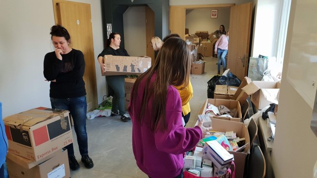W Ośrodku Pomocy Społecznej z Izbicku trwa segregowanie darów, które przekazali okoliczni mieszkańcy oraz darczyńcy z Florstadt w Niemczech.