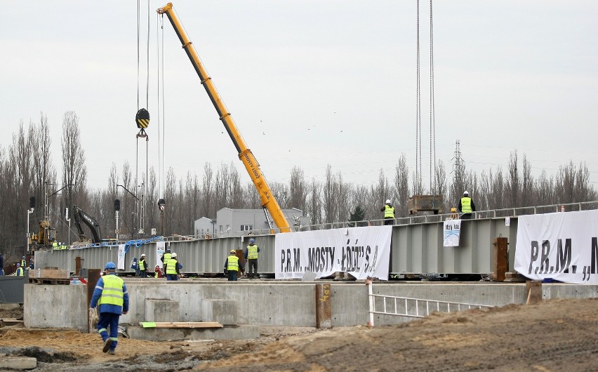 Mosty-Łódź przesunęły wiadukt nad Trasą Górna zaledwie w 4 godziny [ZDJĘCIA]
