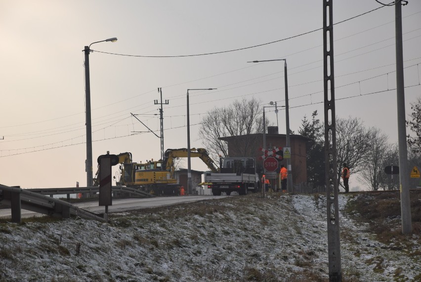 PKP KROTOSZYN-WROCŁAW: Remontują przejazd kolejowy w Cieszkowie [ZDJĘCIA + FILM]