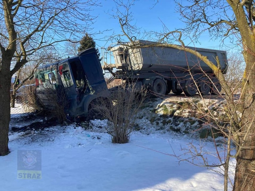 Strzelce Małe. Tragiczny wypadek na drodze wojewódzkiej nr 964. Nie żyje mężczyzna, ranne dziecko śmigłowcem LPR trafiło do szpitala