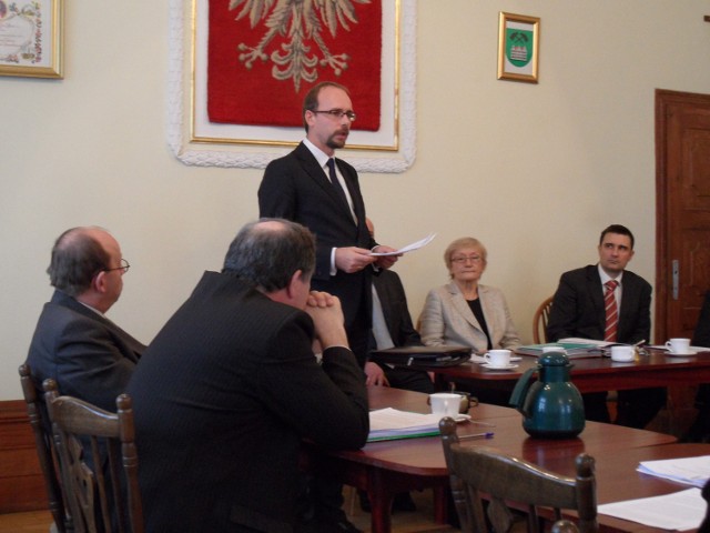 Jerzy Gorzelik podczas sesji tworoskiej Rady Gminy wygłosił krótki wykład historyczny o Tragedii Górnośląskiej