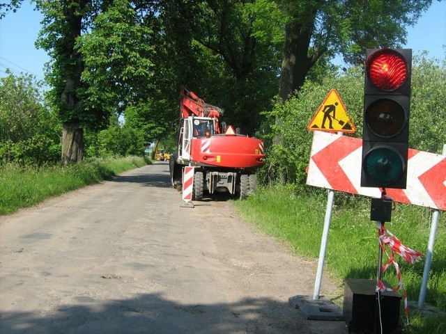 Remontowany ma być odcinek Ostaszewo - Gniazdowo  liczący 2,3 kilometra. Ponadto w ramach projektu zostanie wykonane: wysokościowe dowiązanie zjazdów na drogi poprzeczne i posesje do projektowanej niwelety, oczyszczenie istniejących poboczy z roślin, wykonanie spadków poboczy do rowu, wykonanie gruntowych poboczy z mieszanki optymalnej oraz wykonanie oznakowania poziomego.

Inwestycja opiewa na około 1,3 mln zł. Narodowy Program Przebudowy Dróg Lokalnych (tzw. Schetynówka) przewiduje 50 proc. dofinansowania, natomiast wkład własny zapewni powiat nowodworski (25 proc.) oraz gmina Ostaszewo (25 proc.).