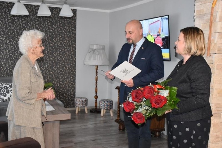 Grodzisk Wielkopolski: 97 urodziny Pani Marty Bartkowiak. Jubilatkę odwiedziła delegacja Urzędu Miejskiego 
