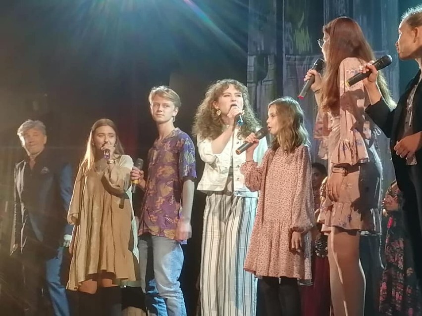 Wokaliści ze Studia Piosenki Metro w Wieluniu otworzyli sezon w Teatrze Buffo w Warszawie i wystąpili na scenie ze znanymi aktorami ZDJĘCIA
