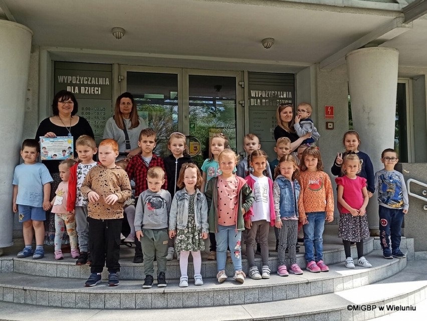 Uczniowie ze Strug i Bieńca odwiedziły Miejską i Gminną Bibliotekę Publiczną w Wieluniu