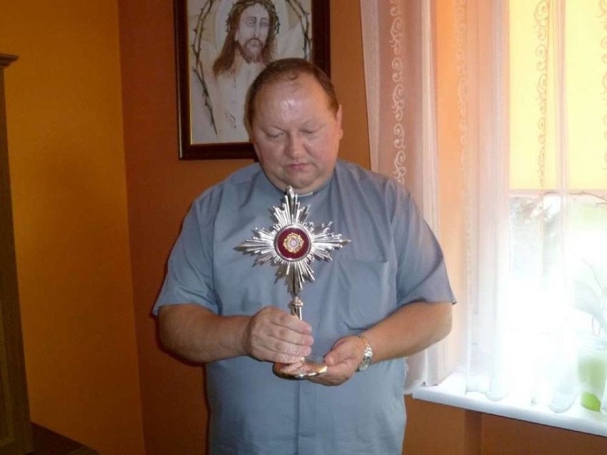 Relikwiarz z krwią Jana Pawła II, który w 2011 roku...