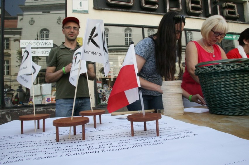 Manifestacja KOD w Legnicy (ZDJĘCIA)