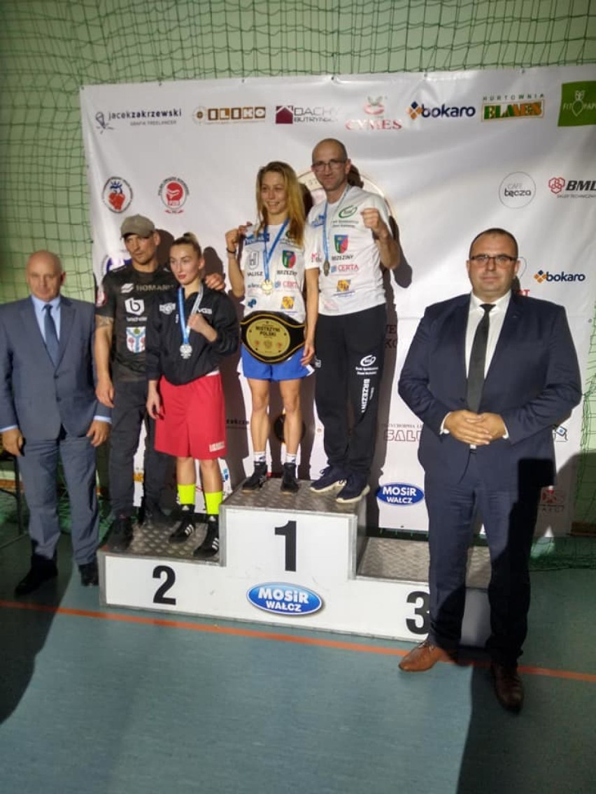 Olga Michalska z Ziętek Team ze złotem Młodzieżowych Mistrzostw Polski w boksie ZDJĘCIA