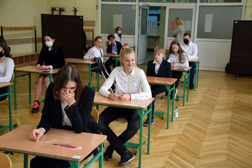 Egzamin ósmoklasisty oznacza zmagania z językiem polskim,...
