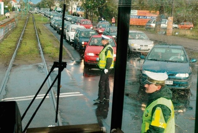 Jak co roku ruchem przy cmentarzach będą kierowali policjanci z drogówki