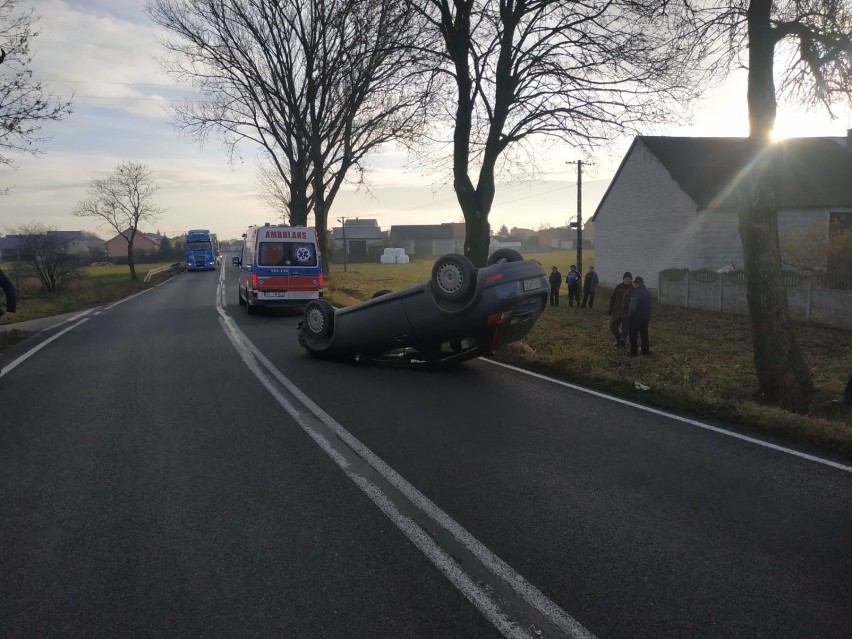 Wypadek na DK 42 w gminie Masłowice. Volvo dachowało, kierująca w szpitalu 