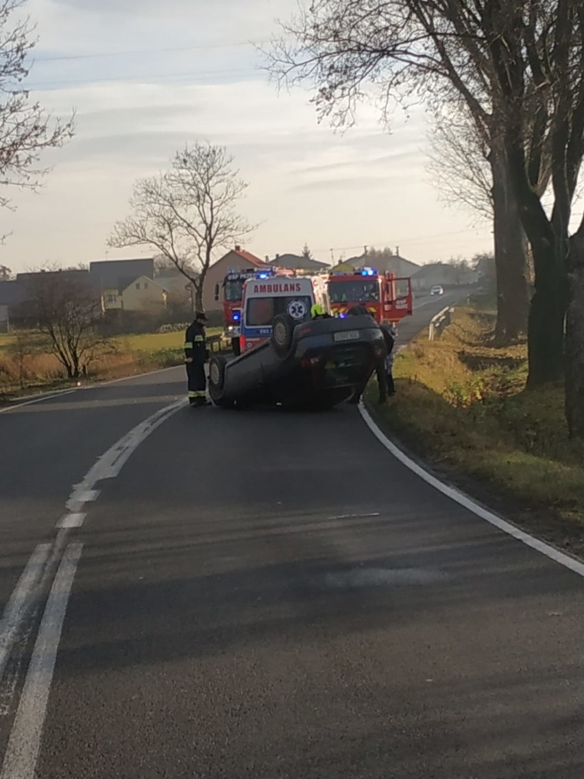 Wypadek na DK 42 w gminie Masłowice. Volvo dachowało, kierująca w szpitalu 