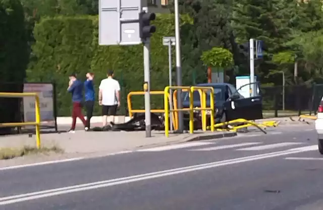 19.06.2021 Wypadek na DK52 w Inwałdzie. Samochód uderzył w barierkę, oddzielającą ulicę od chodnika