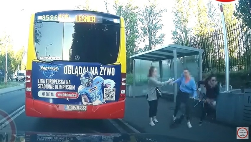 Dwie kobiety wysiadające z autobusu MPK zostają potrącone na...