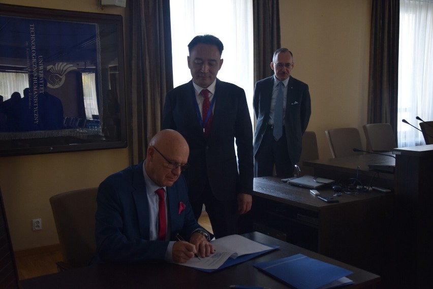 Uniwersytet Technologiczno-Humanistyczny w Radomiu podpisał umowę o współpracę z uczelnią z Kazachstanu