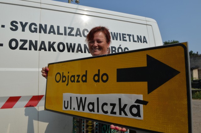 Pani Zofia prezentuje jedną z tablic, którą już wykleja na nadchodzący remont ul. Czereśniowej. To właśnie ona jest autorką opisowych znaków, gdy trzeba przygotować tymczasową organizację ruchu.