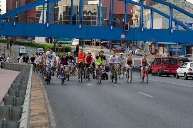 Każda impreza z cyklu: Masa Krytyczna pokazuje, ile jest w mieście rowerzystów… i że nie mają oni tutaj łatwego życia