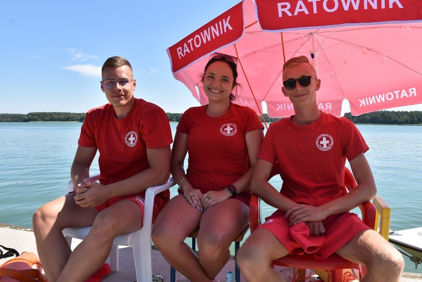 Lato nad jeziorem Rychnowskim - upalny dzień przyciągnął na plażę spragnionych słońca mieszkańców i turystów ZDJĘCIA