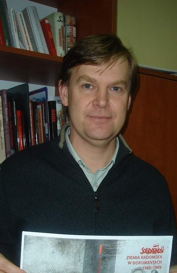 Marek Wierzbicki jest pracownikiem Oddziałowego Biura Edukacji Publicznej IPN w Krakowie Delegatura w Radomiu