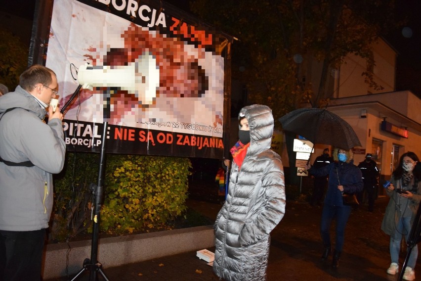 Różaniec działaczy Pro Life pod szpitalem ginekologicznym w Opolu i spacer czarnych parasolek