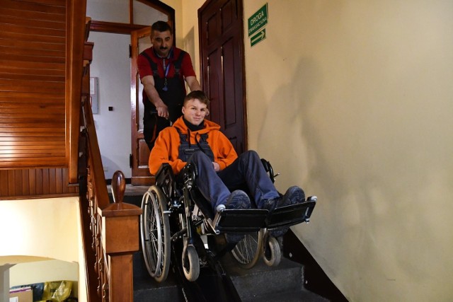 Osoby niepełnosprawne ruchowo, poruszające się na wózku inwalidzkim mogą dostać się do ratusza w Pakości wejściem od komisariatu policji