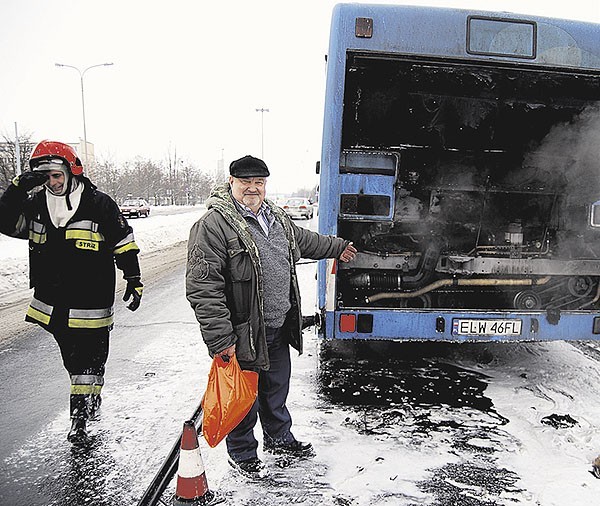 Kierowca autobusu Henryk Przepułkowski zużył całą zawartość gaśnicy, by stłumić pożar silnika. Za chwilę na miejsce przyjechali strażacy.