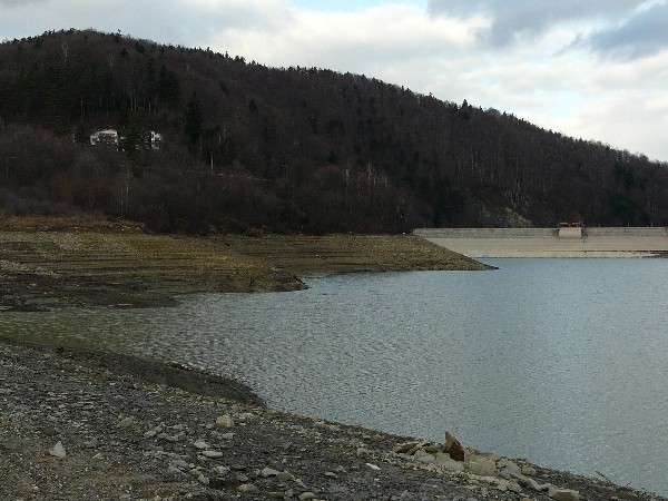 Sztuczne jezioro w Klimkówce odsłoniło nie tylko brzegi, ale i dno [ZDJĘCIA]