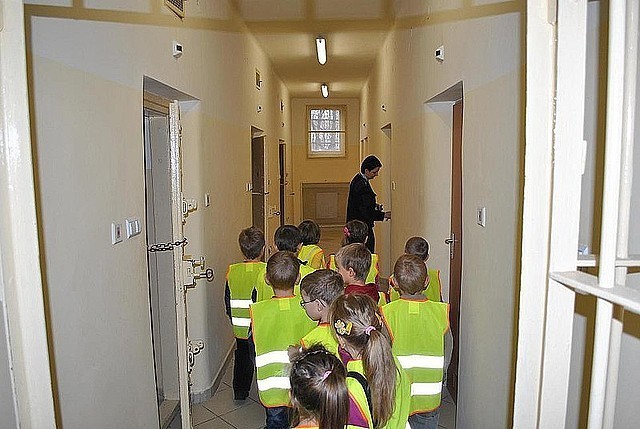 Dużą ciekawość wśród przedszkolaków wzbudziła praca oficera...