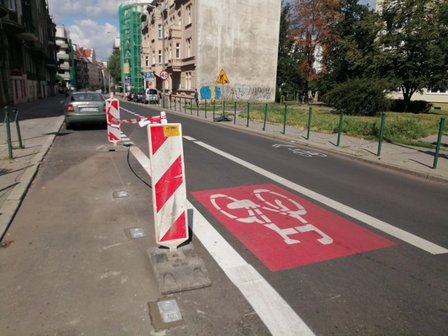 Pas dla rowerzystów wyznaczono środkiem jezdni po to, by zapewnić obok miejsce dla parkujących samochodów.
Przejdź do kolejnego zdjęcia --->