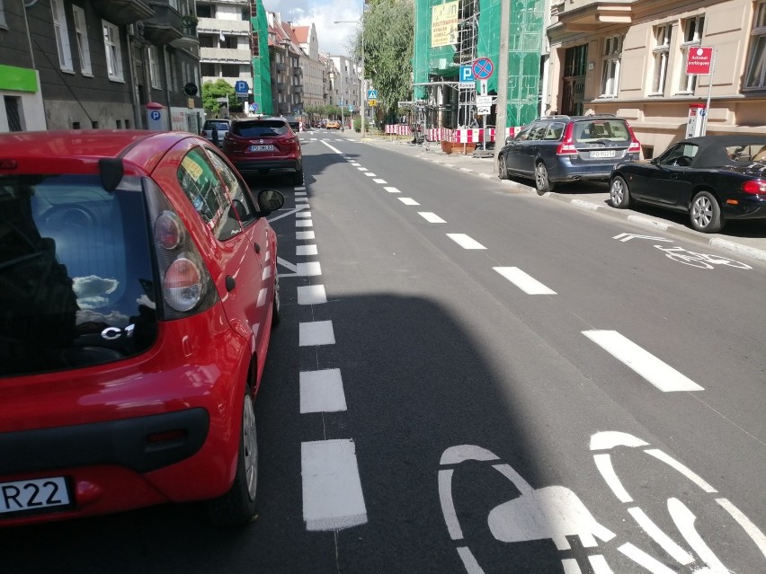 Na pierwszy rzut oka widać pas dla rowerów, czyli kontrapas,...