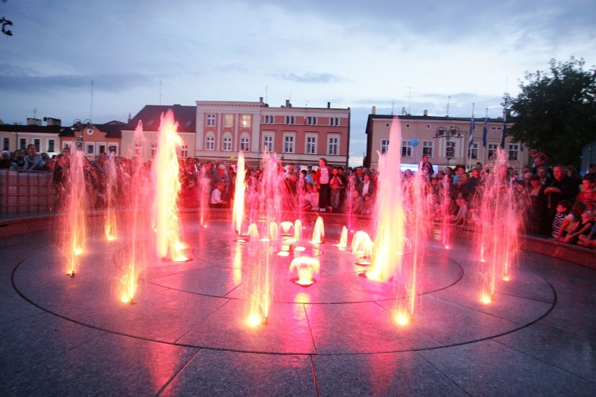 Swoistą atrakcją jest także zmodernizowany Rynek z tańczącą...