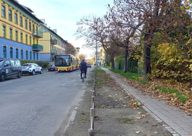 Spękana nawierzchnia ul. Chińskiej i Centralnej wymaga naprawy. Podobne prace prowadzone są na ul. Oławskiej