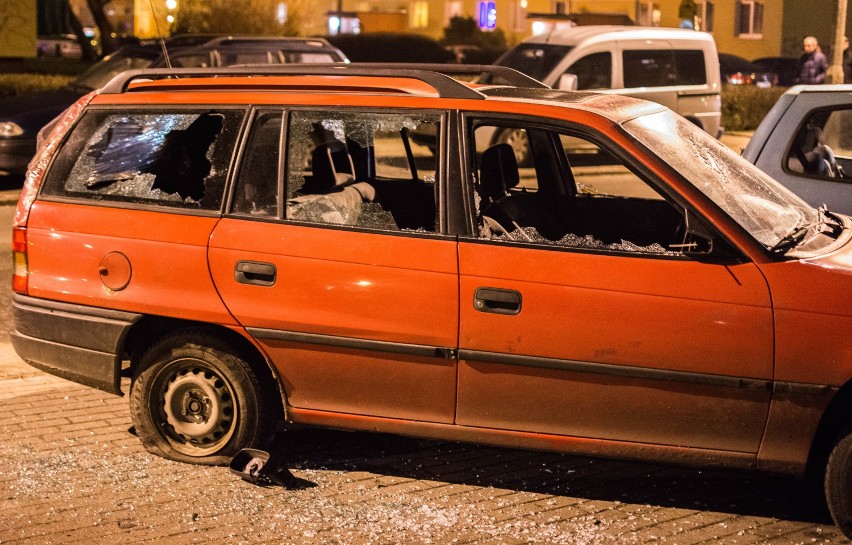 Kibole zniszczyli samochód zaparkowany na osiedlu Lotnisko [wideo, zdjęcia]