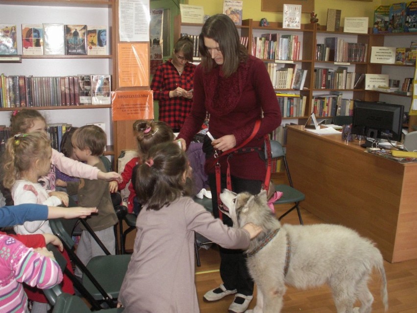 Pierwsze warsztaty z psem w bibliotece w Łęczycy