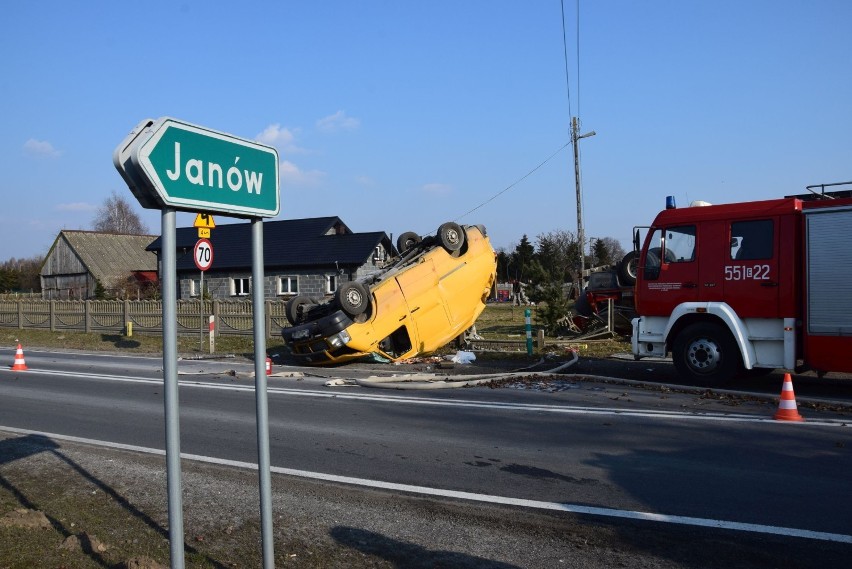 Wypadek strażaków OSP Janów na drodze krajowej 45. Jechali do pożaru. Trzy osoby zostały ranne ZDJĘCIA
