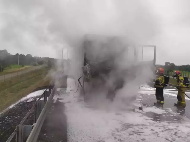 Na 96 kilometrze autostrady A1, pod Grudziądzem, w ogniu stanął ciągnik siodłowy