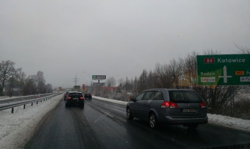 Śląskie: Ślisko na drogach! Błoto pośniegowe i lód utrudnia jazdę, tworzą się korki [atak zimy]