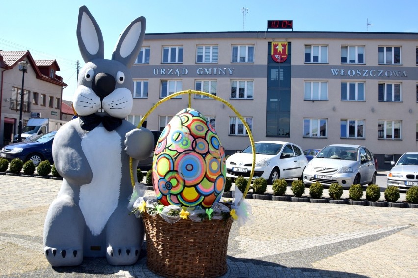 Opustoszały Rynek, puste ulice, parkingi, zamknięte niektóre...