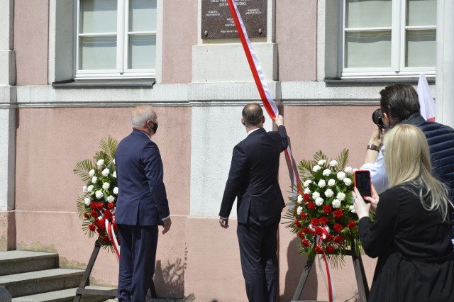 Tablicę na międzyrzeckim ratuszu odsłonił prezydent Andrzej Duda  z wojewodą lubuskim Władysławem Dajczakiem. Wizyta głowy państwa miała miejsce 29 maja. Zobaczcie, jak przebiegała.