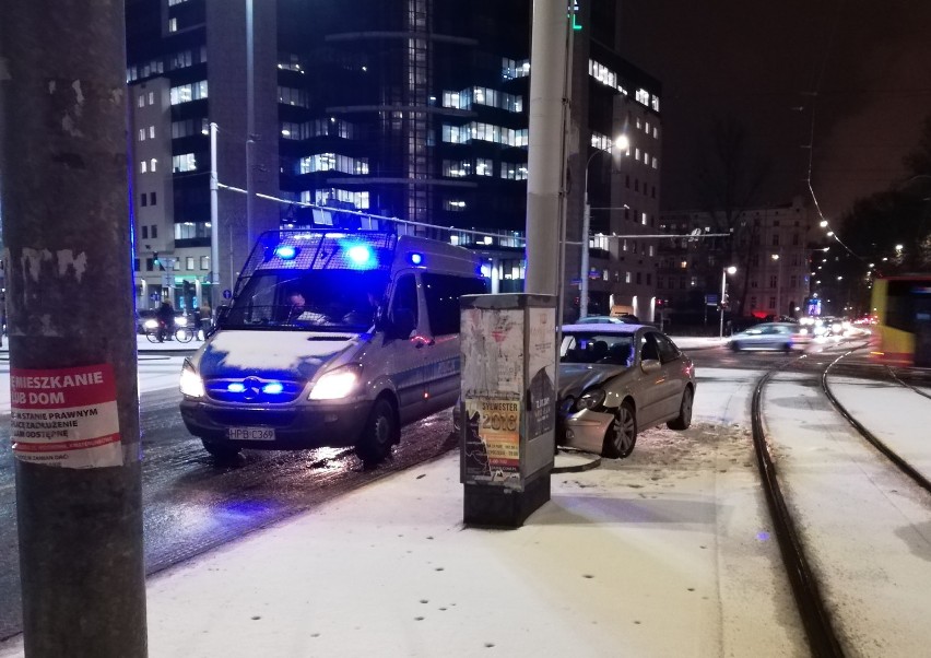 Wypadki i kolizje na ulicach Wrocławia. Bardzo, bardzo ślisko [ZOBACZ ZDJĘCIA]