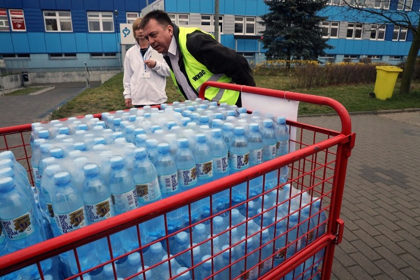 Tysiąc butelek wody mineralnej dla szpitala w Legnicy [ZDJĘCIA] 