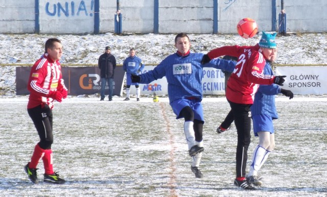 W przeszłości derby Oświęcimian rozgrywano na śniegu i nawet przy 20-stopniowym mrozie. Powrót do rozgrywania derbów oznacza ocieplenie klimatu pomiędzy Unią (V liga) i dwie klasy wyżej notowaną Sołą.