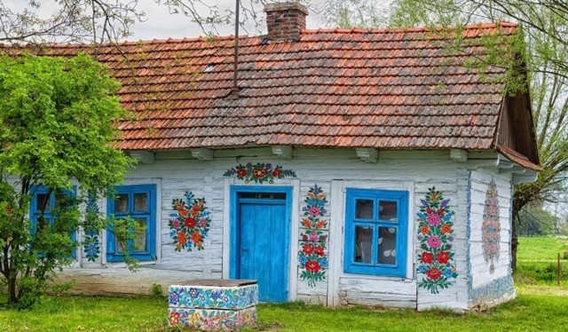 Wieś Zalipie położona jest na północ od Dąbrowy Tarnowskiej w gminie Olesno. Od dawna słynie z malowanych chat. Zwyczaj ozdabiania wiejskich izb kwiecistymi malunkami wywodzi się z końca XIX wieku, kiedy to mieszkanki wsi zaczęły dekorować wnętrza chałup kwiatami wykonanymi z bibułki, wycinankami i pająkami ze słomy wiszącymi u powały oraz malowanymi na ścianach kwiatami. W Zalipiu znajduje się obecnie ok. 20 malowanych domów.